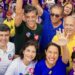 A governadora Raquel Lyra (PSD) participou de adesivaço no Pina ao lado da chapa e apoiadores