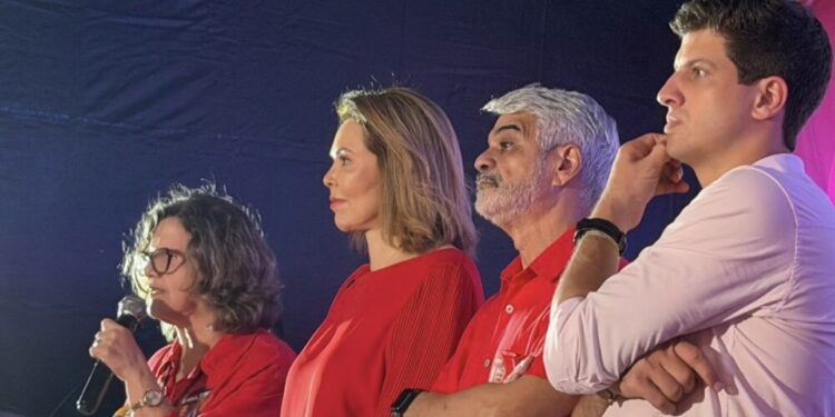 A senadora Teresa Leitão (PT) fala durante o lançamento do comitê de campanha da vereadora Liana Cirne (PT)
