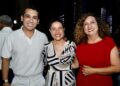 A governadora Raquel Lyra (PSD), ao centro, com seus assessores Aurélio Camilo e Daniela Brito.