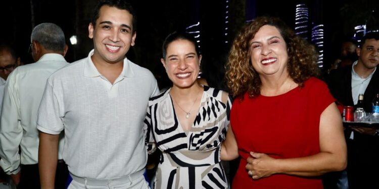 A governadora Raquel Lyra (PSD), ao centro, com seus assessores Aurélio Camilo e Daniela Brito.