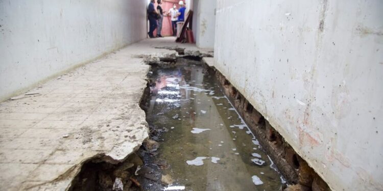 Obras no Hospital da Restauração revelaram valas de esgoto abaixo do piso da cozinha