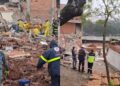 Prefeitura esclareceu que famílias de imóveis ao lado da casa que desabou foram removidas do local, como medida preventiva de segurança