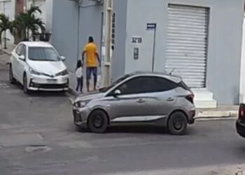 Segundo moradores, diversos disparos foram ouvidos. O homem não resistiu e morreu no local