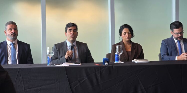 Equipe jurídica de João Campos na conferência realizada no Novotel, hoje