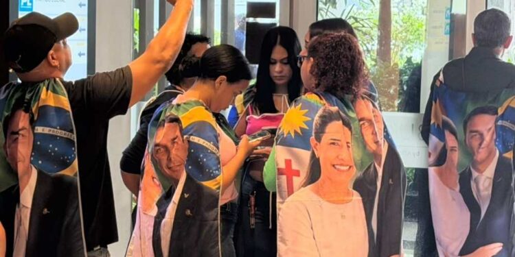 Bandeiras com Flávio Bolsonaro e Raquel abrem convenção do PL em Boa Viagem