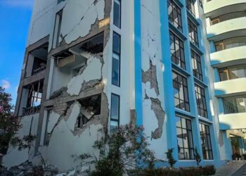 Prédio danificado após tremor de 7,7 em Ruteng, na Indonésia, em 15 de agosto de 2026