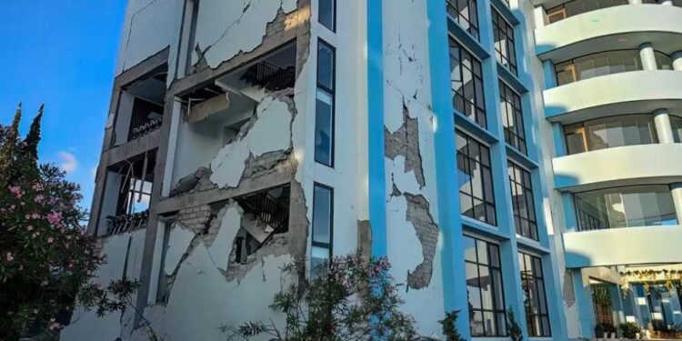 Prédio danificado após tremor de 7,7 em Ruteng, na Indonésia, em 15 de agosto de 2026