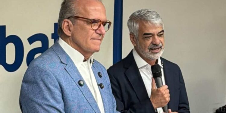 Os senadores  Fernando Dueire (PSD-PE) e Humberto Costa (PT-PE)