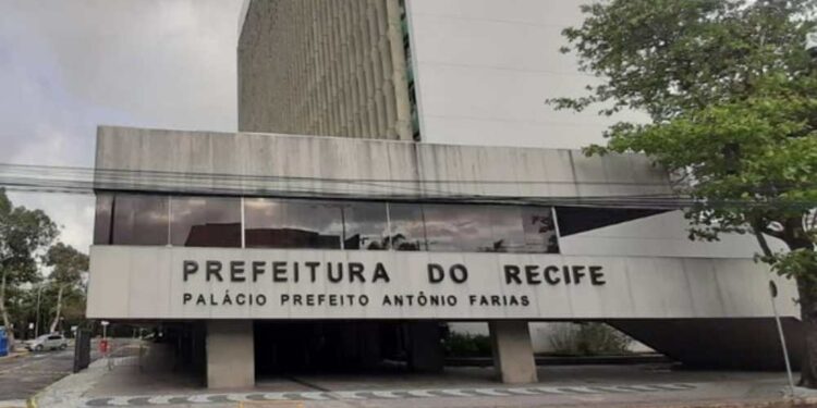 Prefeito do Recife assina decreto de R$ 15,1 mi para mão de obra e atrai denúncia a órgãos de controle