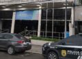 Carro da polícia civil estacionado em frente ao edifício