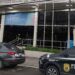 Carro da polícia civil estacionado em frente ao edifício