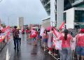 Apoiadores se concentram em frente ao Novotel, no bairro de São José