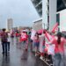 Apoiadores se concentram em frente ao Novotel, no bairro de São José