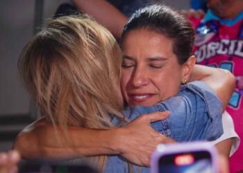 Roberta Arraes (PP) e Raquel Lyra (PSD) se abraçam