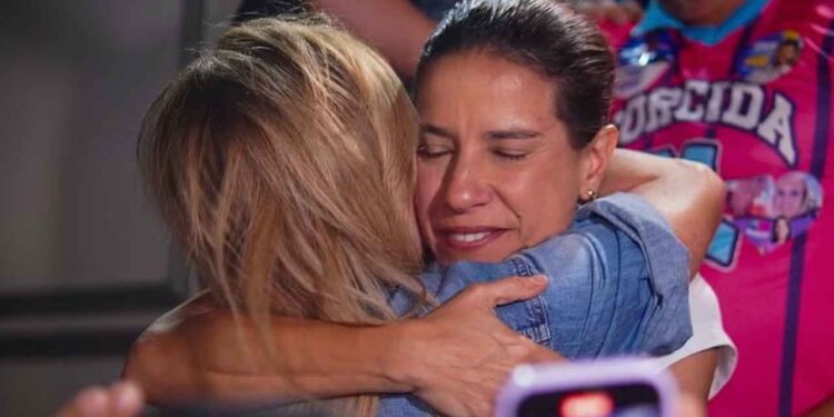 Roberta Arraes (PP) e Raquel Lyra (PSD) se abraçam