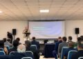 A condução do evento sendo feita pelo jornalista Hugo Esteves