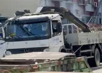 Caminhão guindaste teria arrastado fios de outros postes. Foto: Redes Sociais