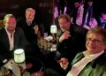 Foto encaminhada pelo advogado Ciro Soares (o terceiro, da esquerda para a direita) a celular de Vorcaro mostra banqueiro (o primeiro à esq.) com Paulo Gonet (à direita na imagem) fumando charuto