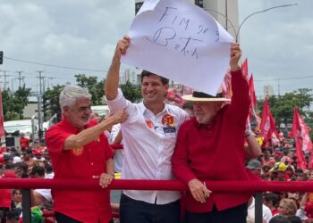 Humberto Costa (PT), João Campos (PSB) e Lula (PT), respectivamente