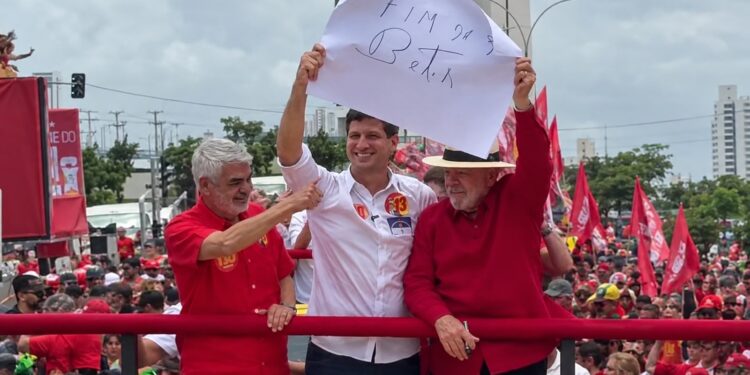 Humberto Costa (PT), João Campos (PSB) e Lula (PT), respectivamente
