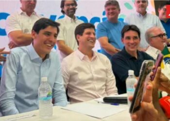 Da esq. para a dir., Carlos Costa, João Campos e Silvio Costa Filho