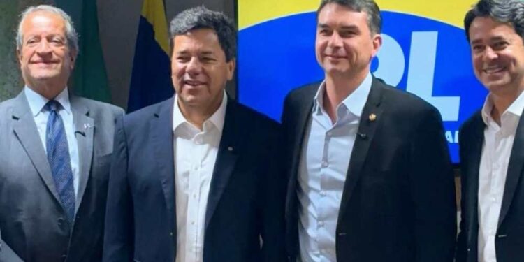 Flávio Bolsonaro anuncia visita a Pernambuco no dia 16 de setembro ao lado de Mendonça Filho