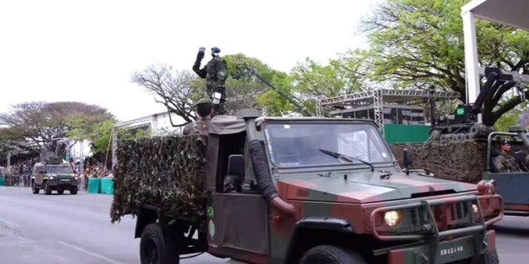 O robô humanoide do Exército durante o 7 de Setembro