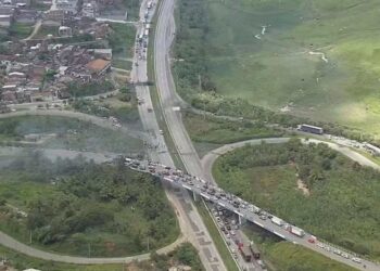 Protesto na BR-232 causa engarrafamento em Vitória de Santo Antão