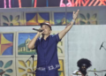 Cantor leva bonecos de carnaval ao Sunset e faz o público dançar em noite de sábado