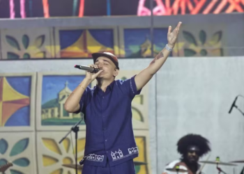 Cantor leva bonecos de carnaval ao Sunset e faz o público dançar em noite de sábado
