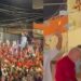 Cédulas falsas foram lançadas sobre o veículo que transportava os candidatos durante agenda no Ceará