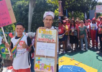 Manifestação contou com a participação de movimentos sociais e reuniu faixas e cartazes com críticas a problemas sociais e reivindicações por direitos