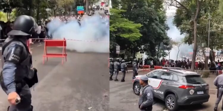 Manifestantes de esquerda protestaram contra Tarcísio de Freitas nas proximidades do ato de Flávio Bolsonaro, realizado nesta segunda-feira (7), em São Paulo