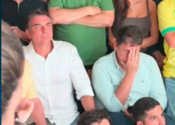 O senador Flávio Bolsonaro (PL) e aliados durante a votação do segundo turno