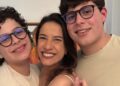 Raquel Lyra ao lados dos filhos Fernando Lyra Lucena (esq.) e João Lyra Lucena (dir.)