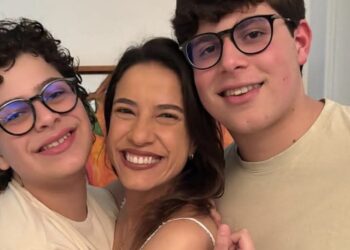 Raquel Lyra ao lados dos filhos Fernando Lyra Lucena (esq.) e João Lyra Lucena (dir.)