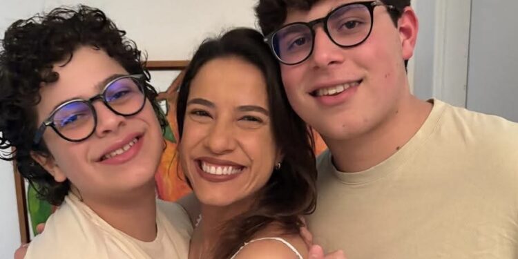 Raquel Lyra ao lados dos filhos Fernando Lyra Lucena (esq.) e João Lyra Lucena (dir.)