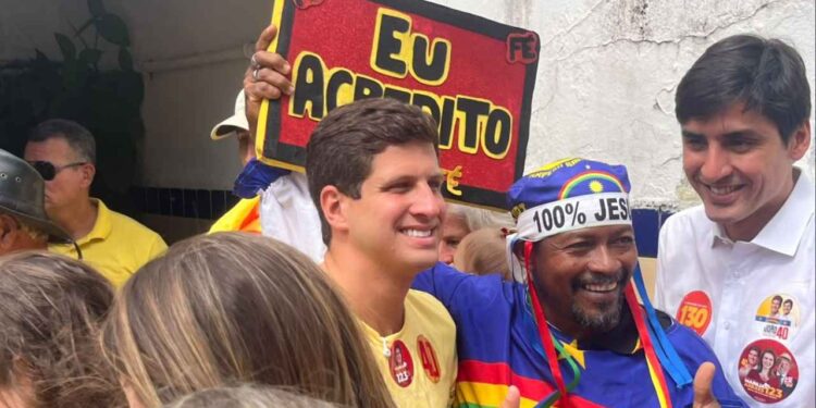 João Campos, um apoiador, e o vice Carlos Costa (Da esq. p/ dir.)