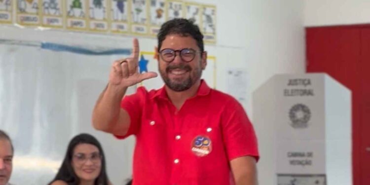 Ivan Moraes no local de votação neste domingo (4)