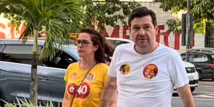 Geraldo Júlio chegou acompanhado da esposa e da filha