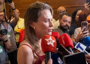 Marília Arraes em coletiva na noite deste domingo (04)