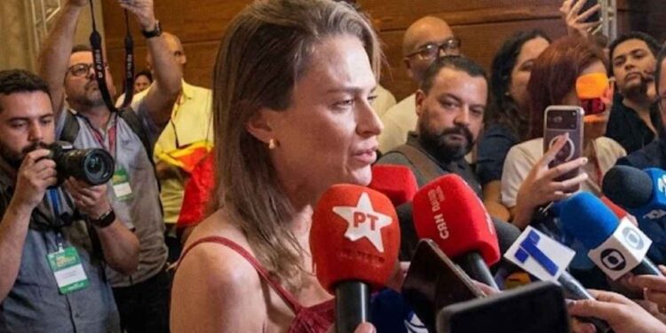 Marília Arraes em coletiva na noite deste domingo (04)