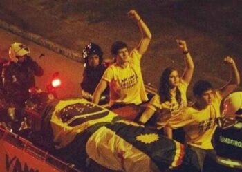 Sobre o carro de bombeiro, os irmãos Campos, João, Eduarda e Pedro (Da esq. p/ dir.)