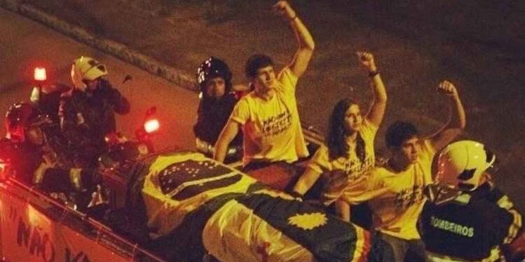 Sobre o carro de bombeiro, os irmãos Campos, João, Eduarda e Pedro (Da esq. p/ dir.)
