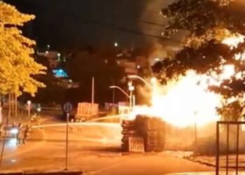 Corpo de Bombeiros foi acionado na madrugada desta quarta-feira (14)