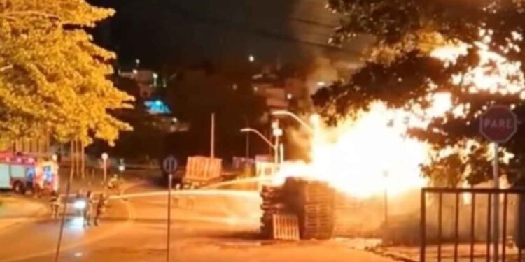 Corpo de Bombeiros foi acionado na madrugada desta quarta-feira (14)