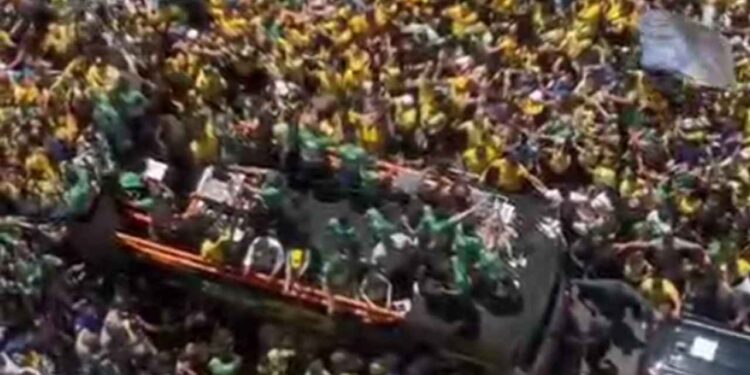 Vídeo exclusivo mostra a movimentação na avenida