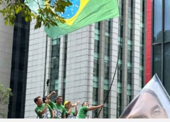 Flávio ao lado de apoiadores neste domingo (18)