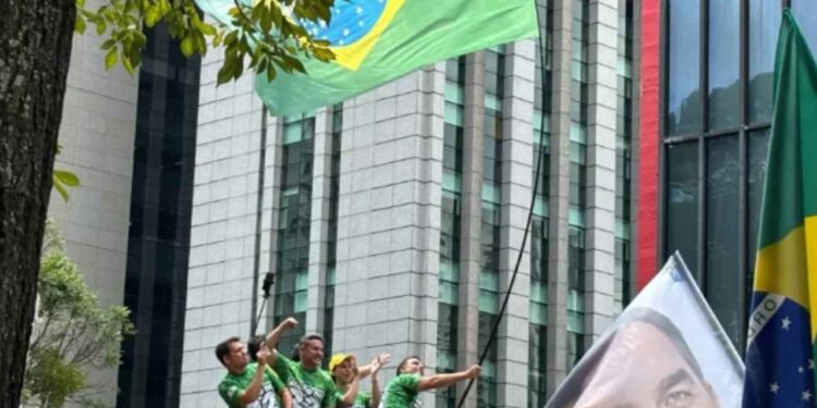 Flávio ao lado de apoiadores neste domingo (18)