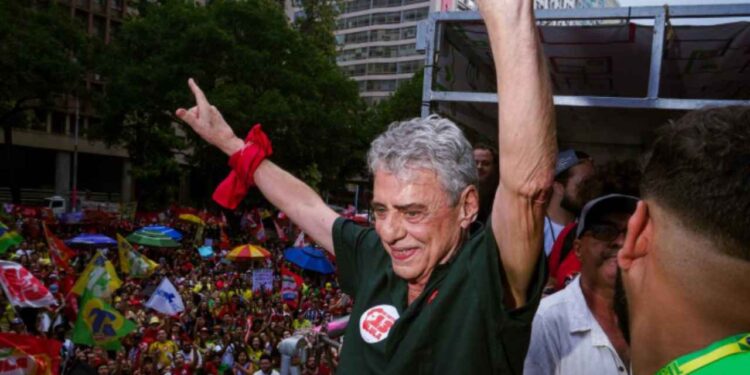 Chico Buarque em ato pró-Lula neste domingo (18)